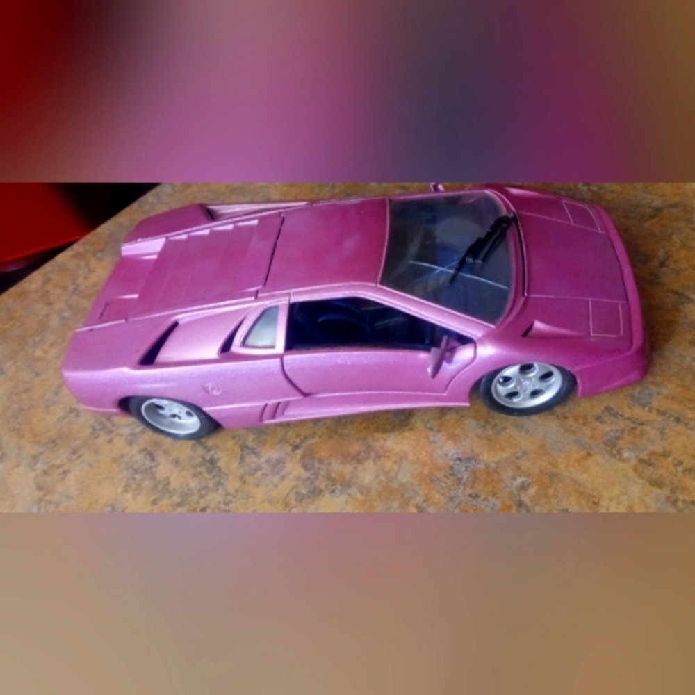 Lamborghini Die-Cast Sports Car Realistic Model  1:18 has minor imperfections
